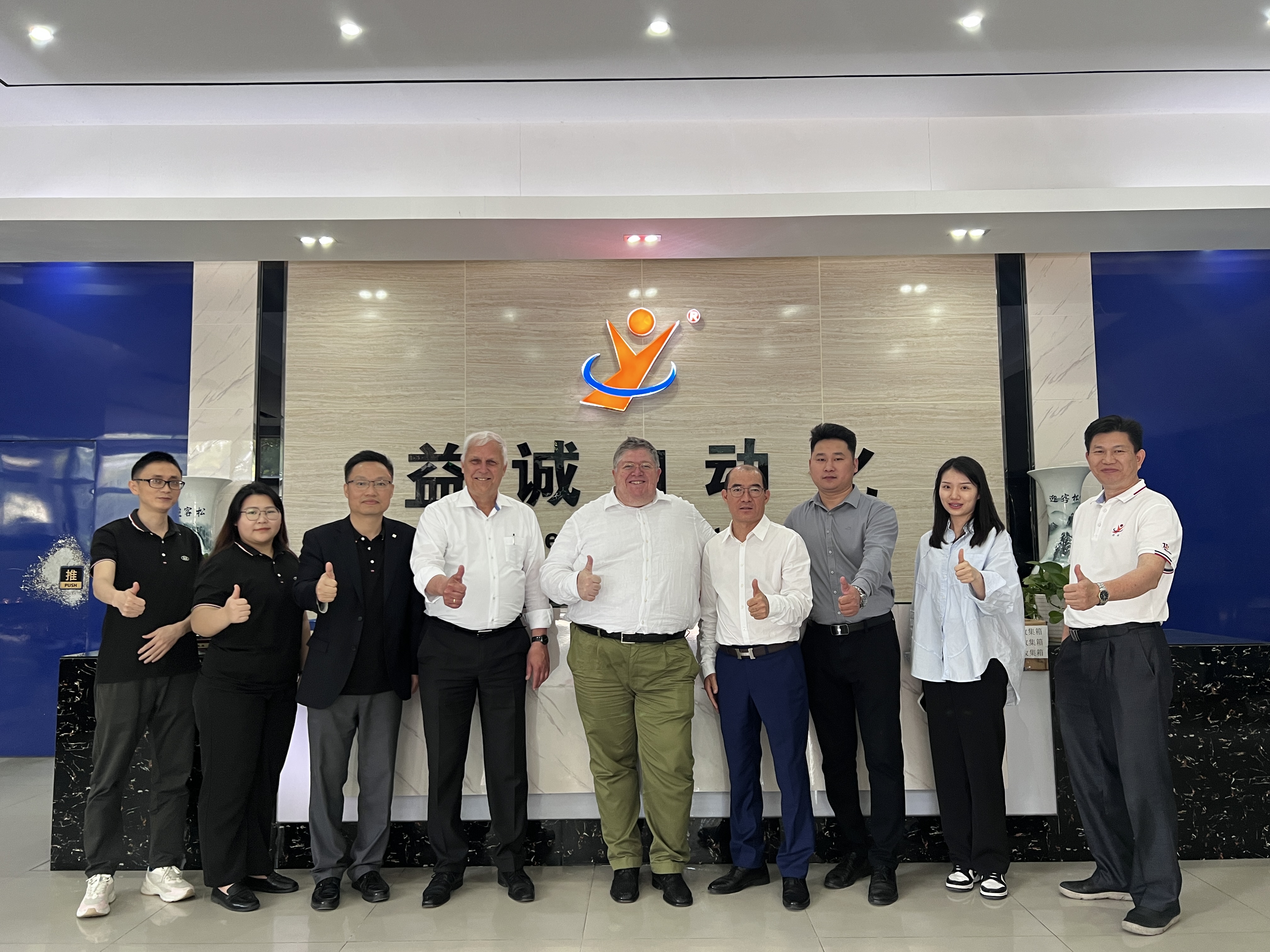 熱烈歡迎擁有150多年歷史企業(yè)BJB（百寶明照明）高層團(tuán)隊(duì)來(lái)我司參觀(guān)交流！